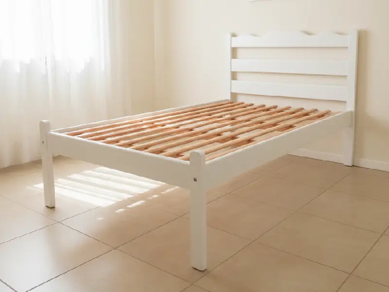 Cama de Madeira Pintada de Branco